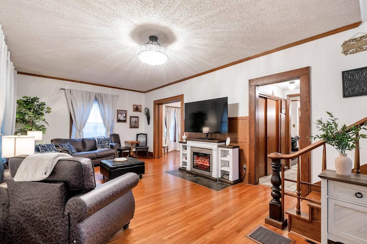 College Hill Creole - Hot Tub - Massage Chair - Wichita