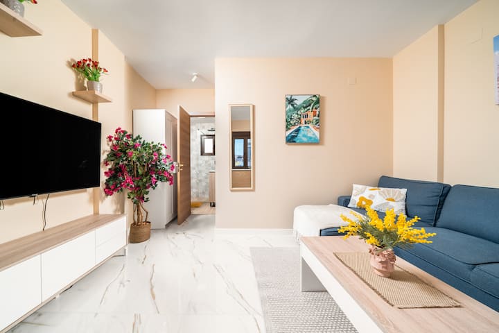 Sunny Coastal Bliss | Pool & Two Balconies - Torrevieja