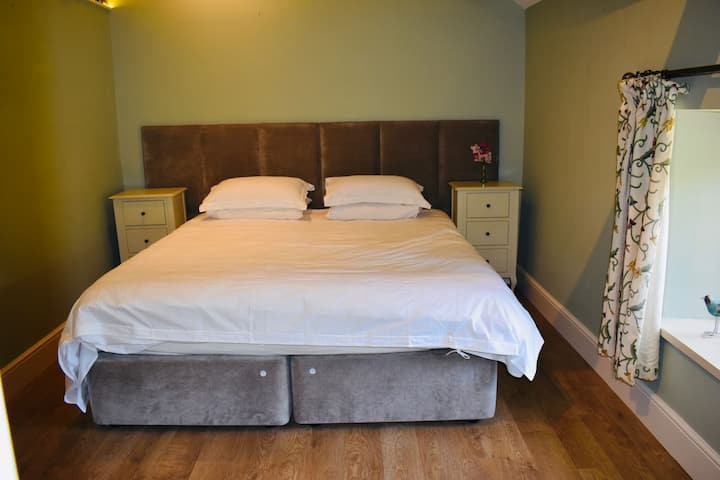 Esta tiene una cama doble tamaño super king que se puede dividir en 2 camas individuales. 