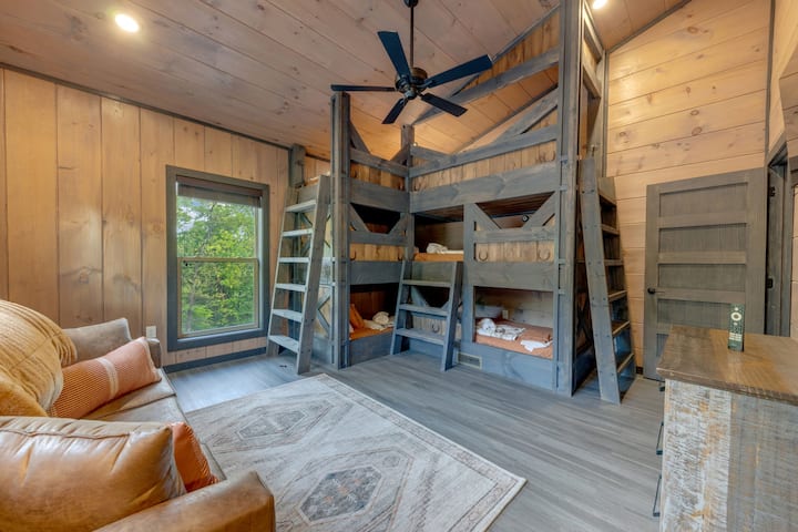 2 literas triples de dos camas individuales.  Capacidad para 6 personas.