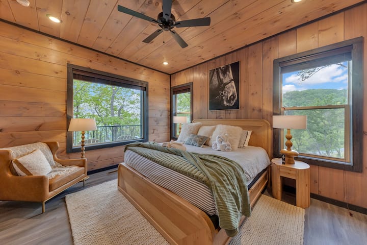 Dormitorio en el primer piso junto a la sala de estar.  