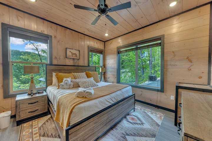 Dormitorio en el primer piso fuera de la cocina.