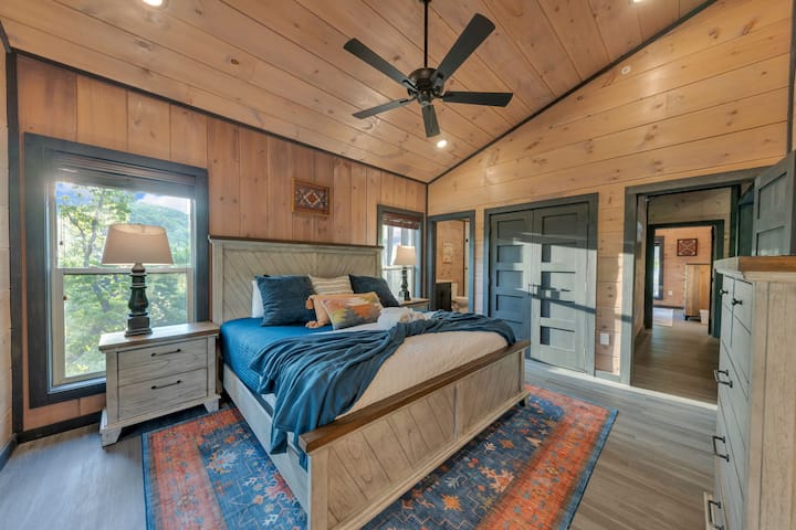 Dormitorio en el segundo piso con terraza privada.