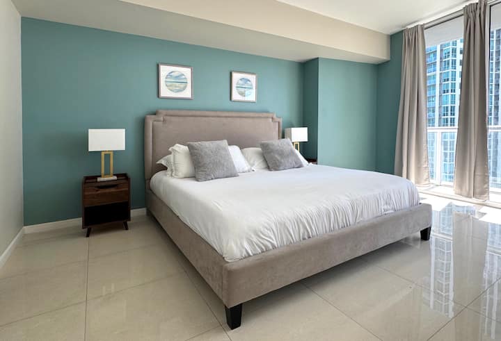 U glavnoj spavaćoj sobi nalazi se veliki bračni krevet s vrhunskom posteljinom koji nudi iznimnu udobnost za miran san.