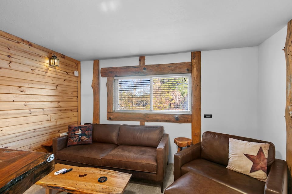 \"The Lodge\"-  APT w/Loft Bedroom, Walnut Bar, Quiet Setting, Covered Parking — foto 1
