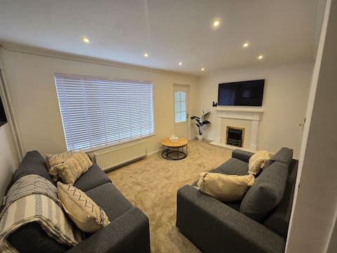Top performing Airbnb: Modern Cozy home in Meadows