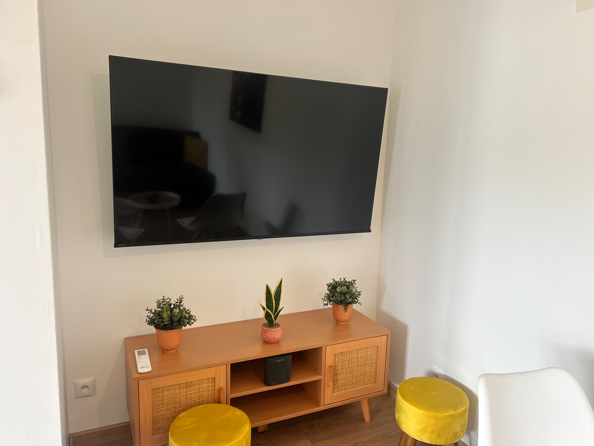 Голям смарт телевизор във всекидневната, разположена на приземния етаж 