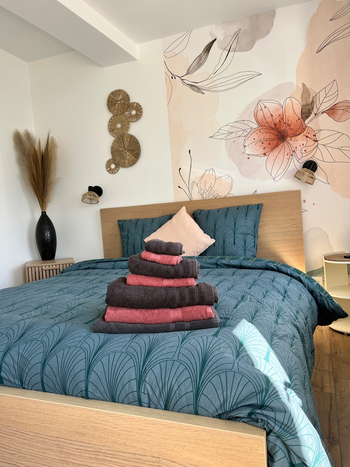 Втората спалня се намира на 1-ви етаж.
Оборудвана с двойно легло, телевизор.
Достъп до балкона от спалнята с изглед към парцел
Овца, крава...