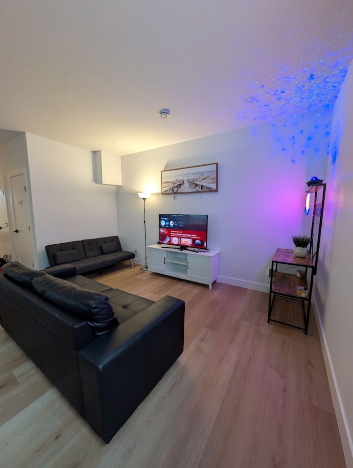 Modern New Build Legal King Suite | Near Downtown - Calgary
