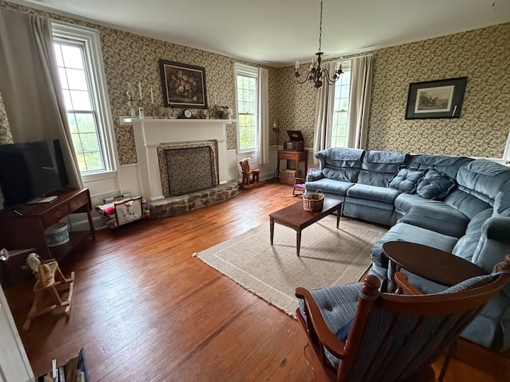 Historic Farmhouse With Mountain Views & Firepit - Bedford, VA