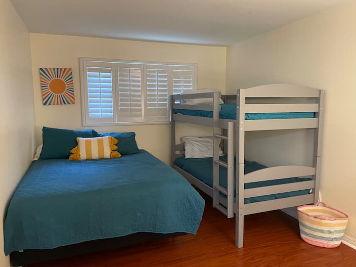Cama tamaño queen con literas individuales