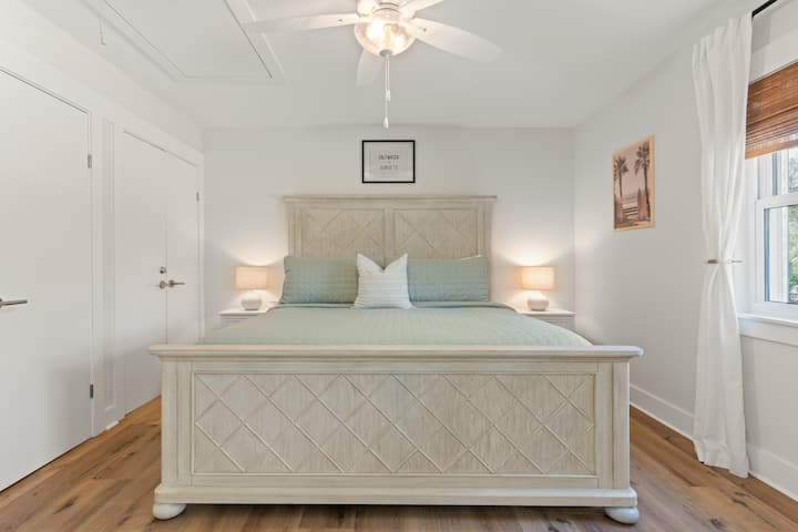 Chumba cha kwanza cha kulala cha ghorofa kuu chenye nafasi ya kutosha ya kabati na dawati la uandishi linalofaa kwa ajili ya kufanya kazi/kujifunza ukiwa mbali