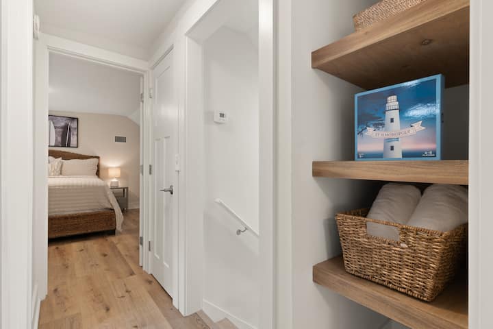 Ghorofa ya juu itakuongoza kwenye vyumba 2 vya kulala vya ziada na bafu kamili la pamoja lenye mchanganyiko wa bafu/beseni la kuogea