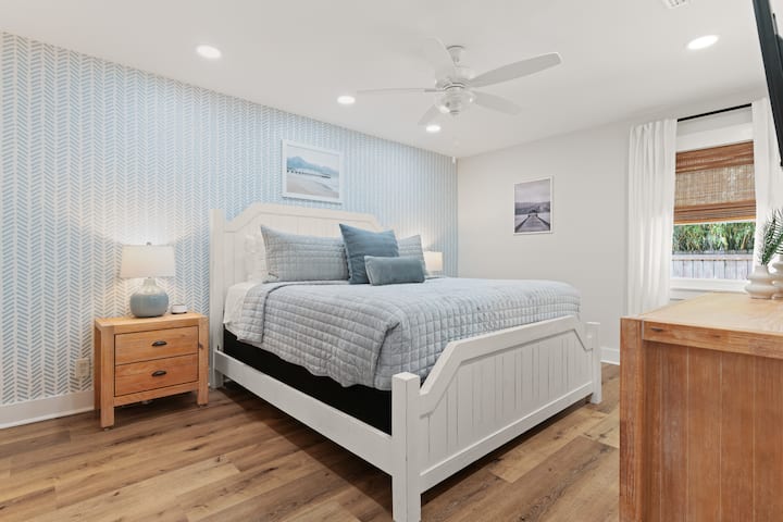 Chumba cha msingi cha ghorofa kuu kilicho na kabati kubwa la kuingia, bafu la kifahari lenye vyumba viwili na bafu la kuingia