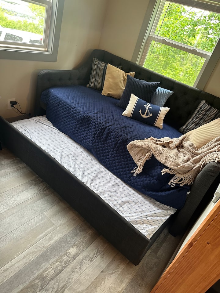 Дневно легло/разтегателно легло (възглавници в основната спалня)