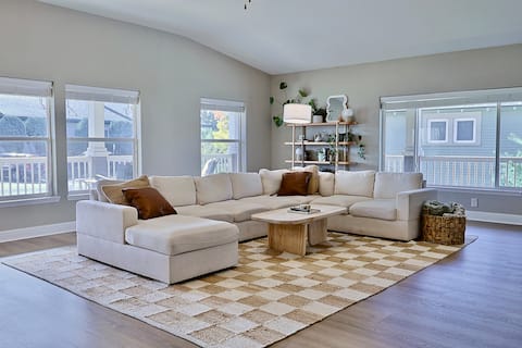 Happy's Hideaway w/ Hot Tub, Sleeps 12, Downtown!
