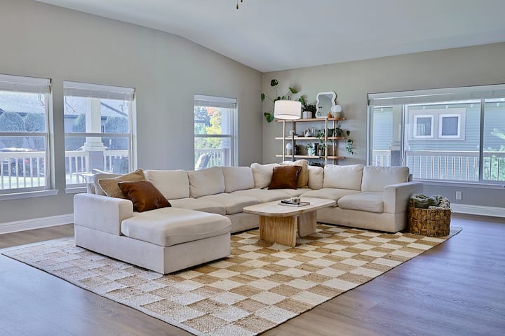 Happy's Hideaway | Downtown | Hot Tub | Sleeps 12