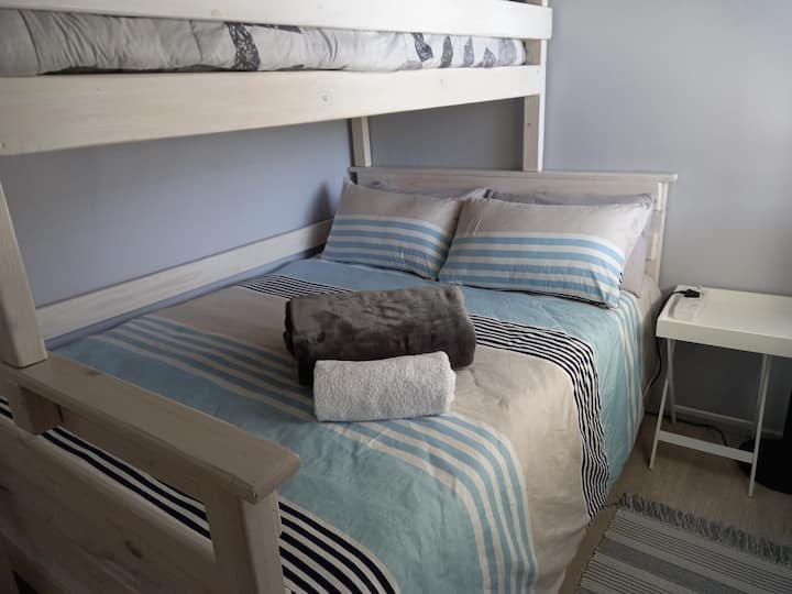 Slaapkamer 2: driepersoonsstapelbed, tweepersoonsbed onderaan, eenpersoonsbed bovenaan