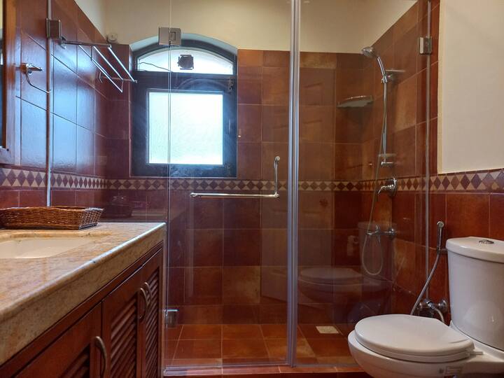 Full bathroom 2 image 1