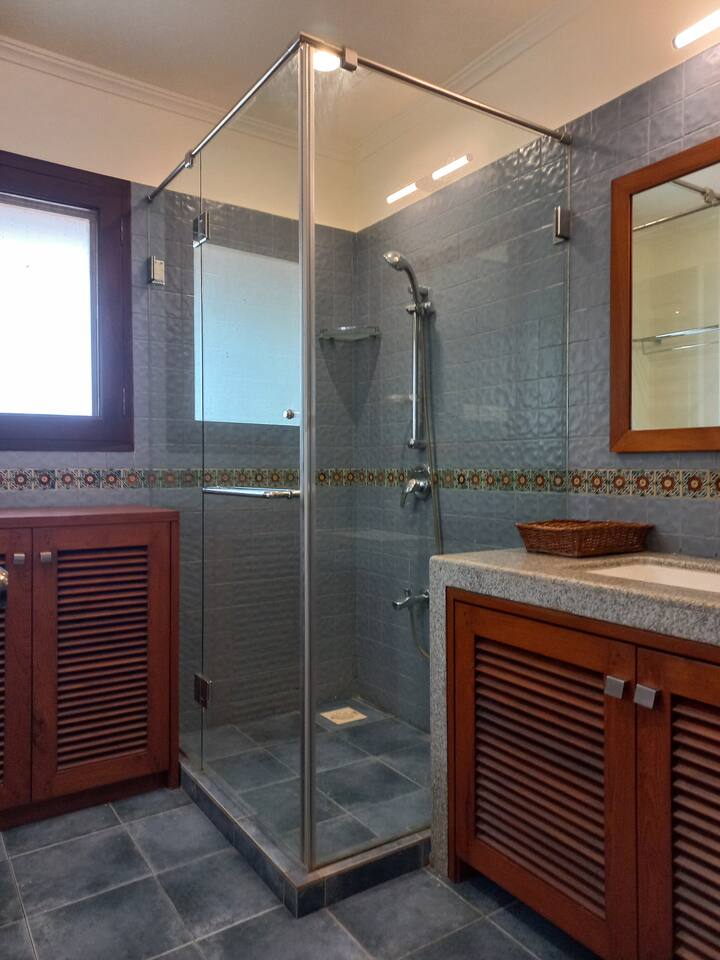 Full bathroom 3 image 1