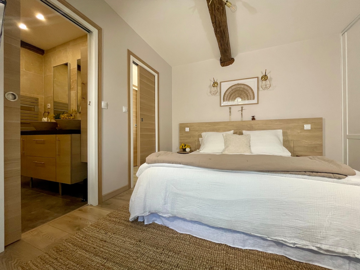 Spálňa: veľká manželská posteľ