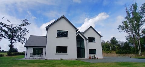 Lovely Modern House in Camolin Park.