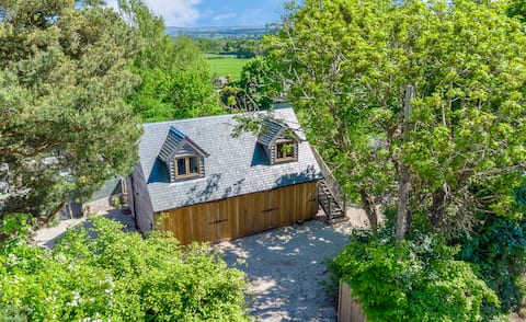 Edinburgh’s Summer Chalet: Hills & City