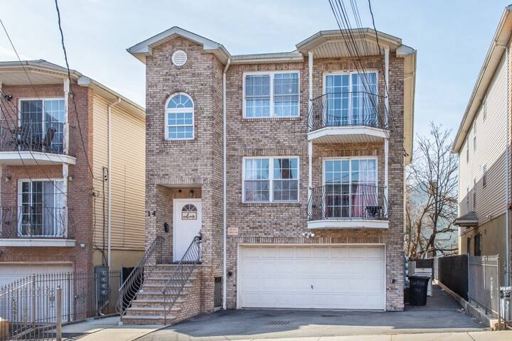 Spacious 5BR Retreat | Free Parking | NYC & EWR gallery image 2