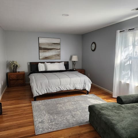 Spacious 5BR Retreat | Free Parking | NYC & EWR gallery image 5