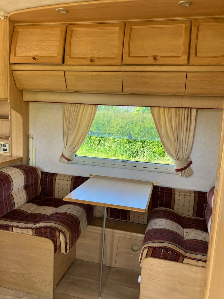 Malá dvojlôžková obývacia izba premeniteľná na detské jednolôžko s oddeľovacou závesou