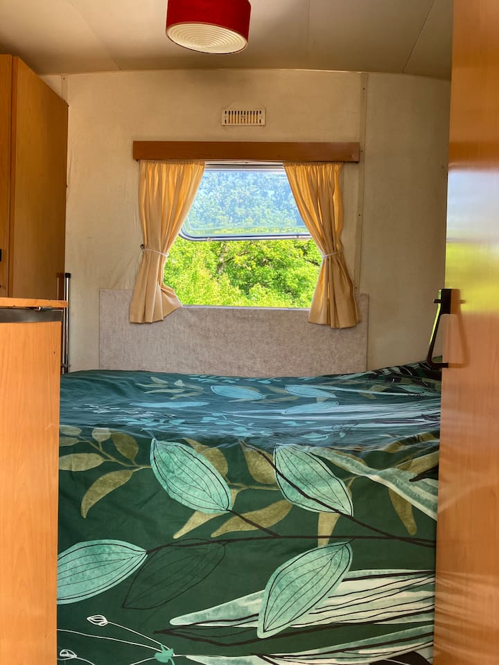 Malý karavan má jednolôžko s rozmermi 1,90 m x 0,90 m a detskú posteľ s rozmermi 1,90 m x 0,70 m. 