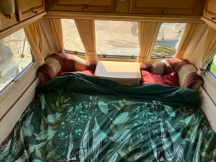 Pohodlná manželská posteľ s rozmermi 2 m x 1,80 m je vhodná pre dvoch dospelých a v prípade potreby aj pre dieťa