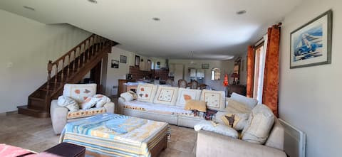 Airbnb performant: GIEN large farm 3 bedrooms à Gien
