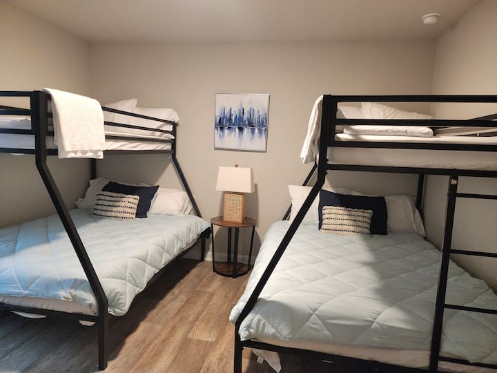 בחדר הזה יש שתי מיטות זוגיות ושתי מיטות נפרדות. מזרנים איכותיים חדשים לגמרי וכל המצעים שתצטרכו. המיטות המלאות מושלמות למבוגרים או לילדים. אנחנו ממליצים על מיטות קומותיים עם הילדים למעלה. בארון יש גם לול מתקפל לשימושכם. 