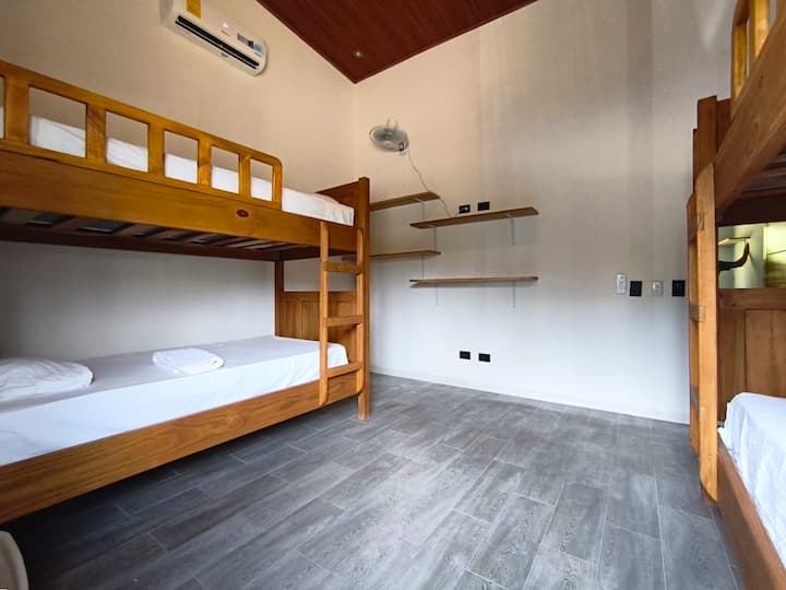 Ventiladores de techo, aire acondicionado y mucho espacio de almacenamiento. El segundo dormitorio tiene capacidad para 4 personas cómodamente en literas con camas individuales.