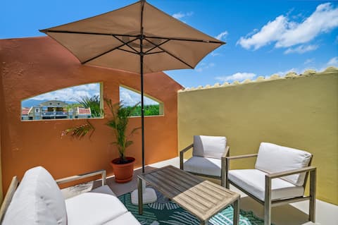 Beautiful Private Rooftop w/Jacuzzi, Near Beaches