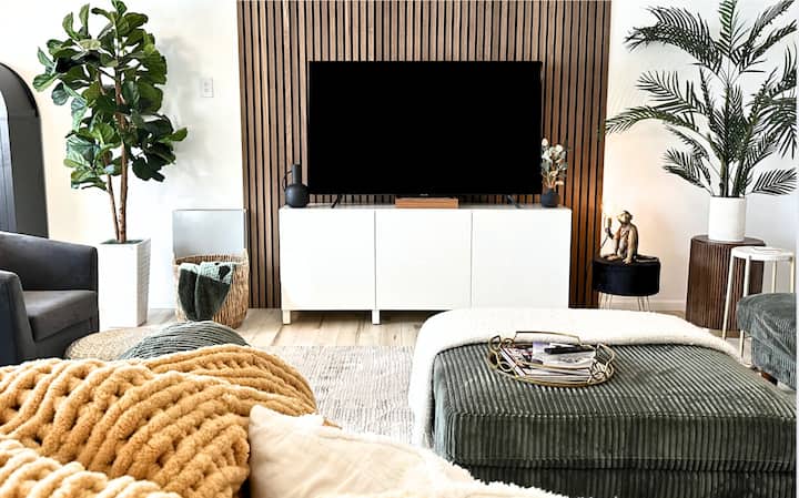 King Suite + Bright Sunroom | Parking | 5 Min Iu - 블루밍턴