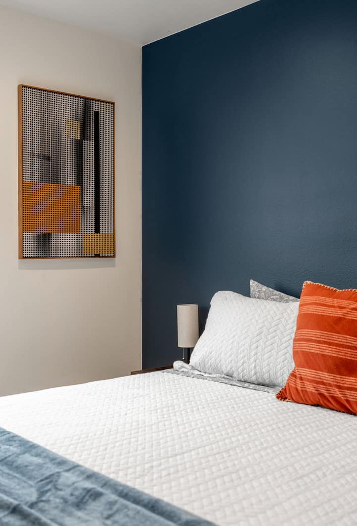 Cómoda cama tamaño king con 2 mesitas de noche.