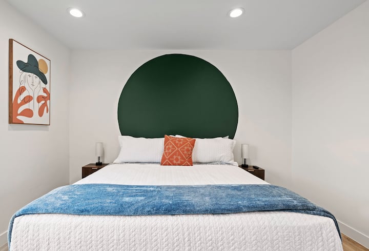 Cómoda cama tamaño king con 2 mesitas de noche y armario.