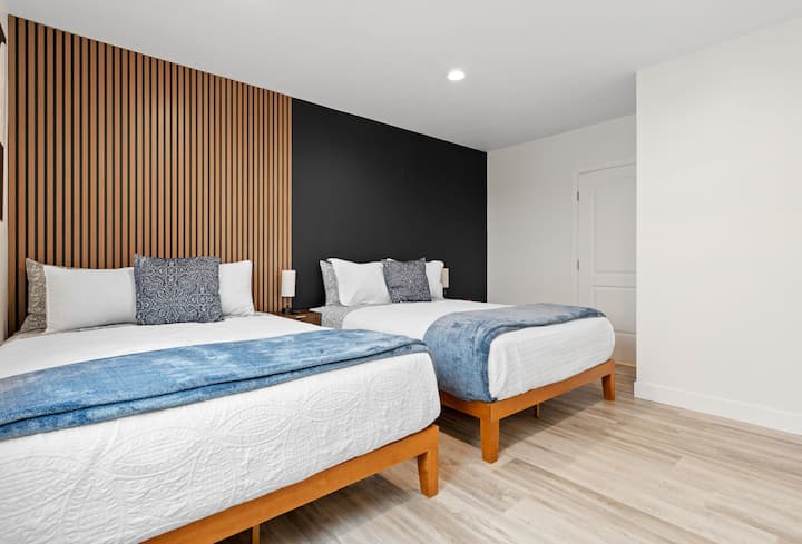 Dos cómodas camas tamaño queen con baño completo y TV.