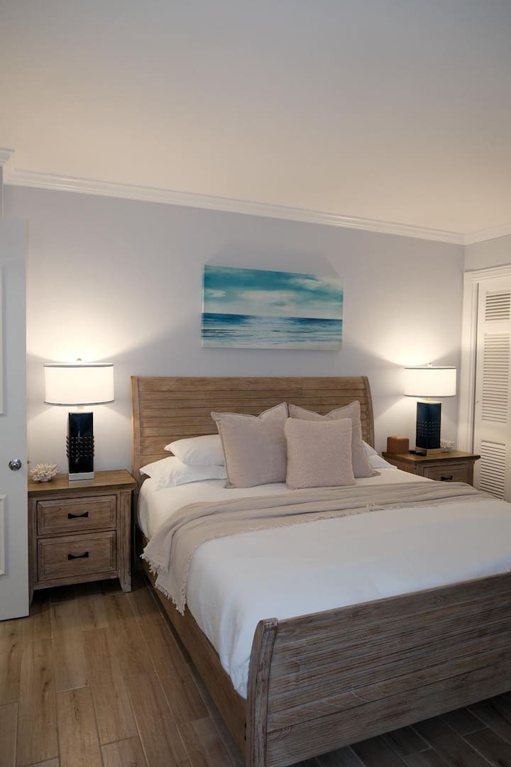 Amplia suite principal con cama tamaño king, televisor inteligente, vestidor y baño privado