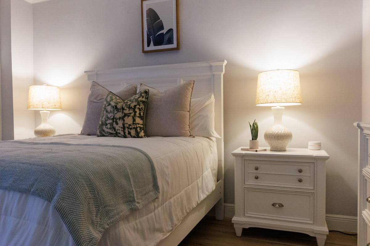 მეორე საძინებელი 152‑179 სმ ზომის საწოლითა და სმარტ‑ტელევიზორით