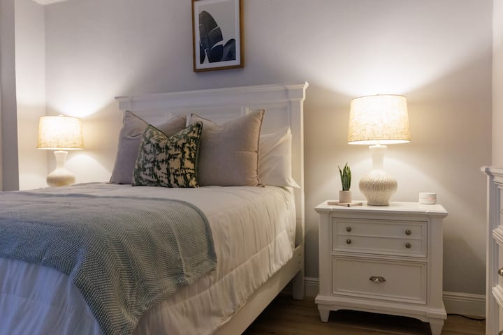 Segundo dormitorio con cama tamaño queen y televisor inteligente