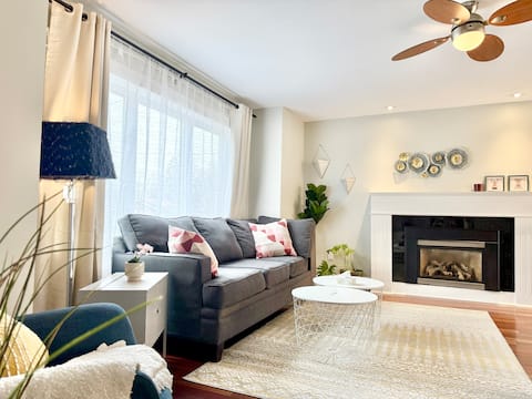 Beautiful 4 BR lakeside house with hot tub