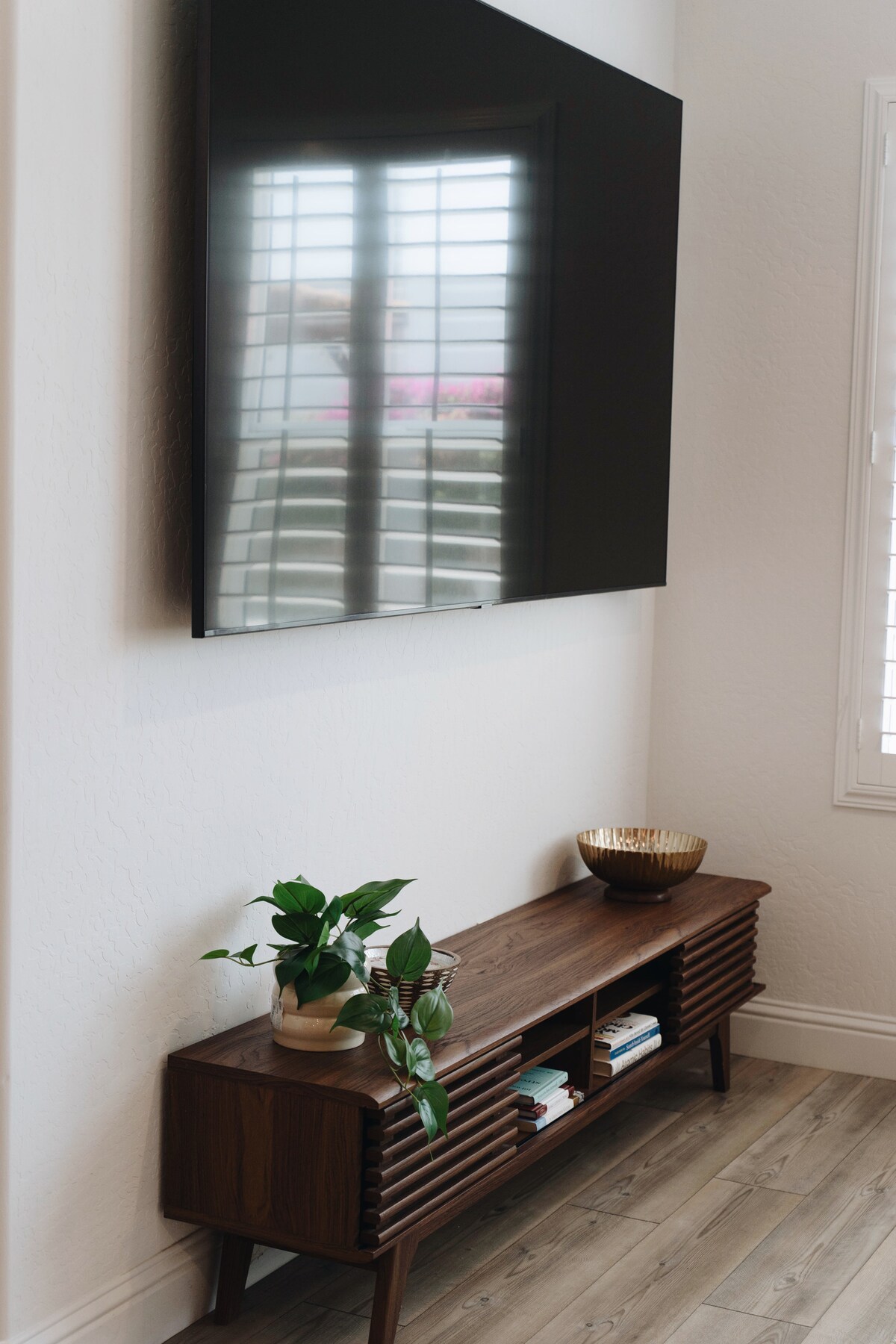 Top performing Airbnb: The Sage Haus • Near Sequoia + King Bed in Visalia