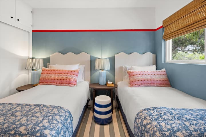 يمكن نقل الأسرّة المزدوجة معًا لصنع سرير واحد.