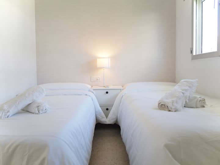 El segundo dormitorio tiene dos camas de 80x200, aire acondicionado y cómodos colchones.