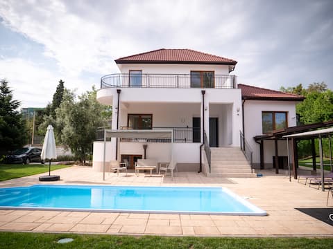Private Villa with 5BD, Pool & Stunning Sea Views