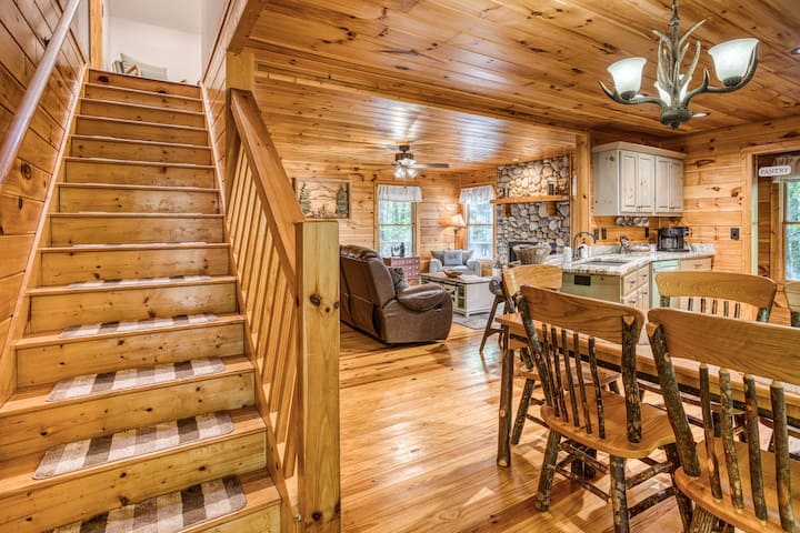 Fun Family Cabin - Hot Tub - Fire Pit - Games - Ellijay, GA