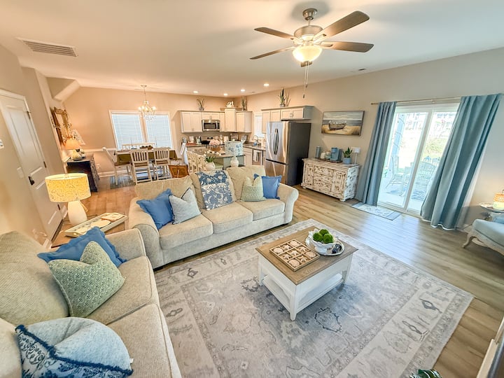Coastal Lighthouse – Calm, Cozy, Close To It All - Swansboro, NC